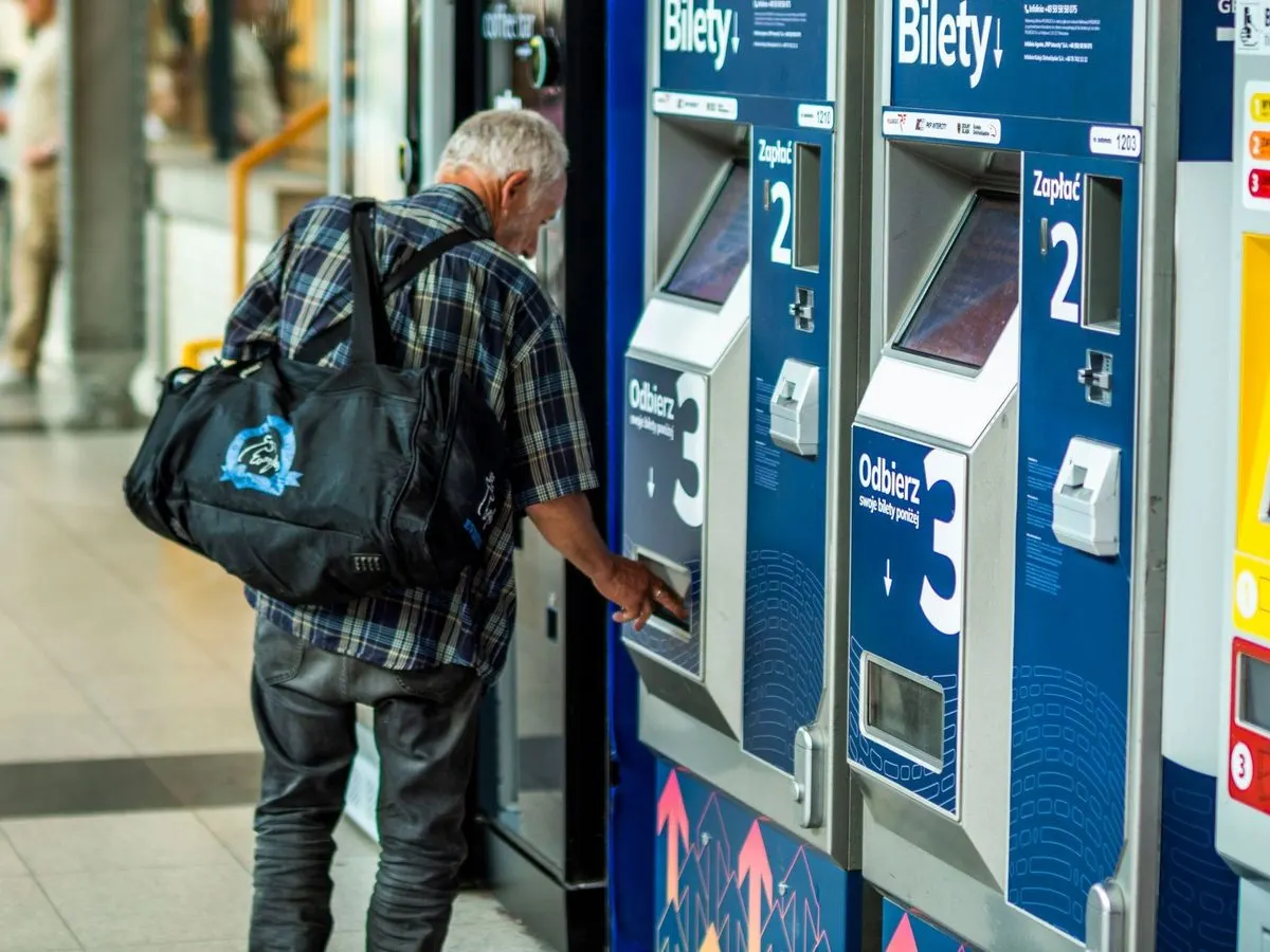 Mężczyzna z plecakiem przy automacie biletowym, widok od tyłu — Serwis automatów sprzedażowych z modułem płatności