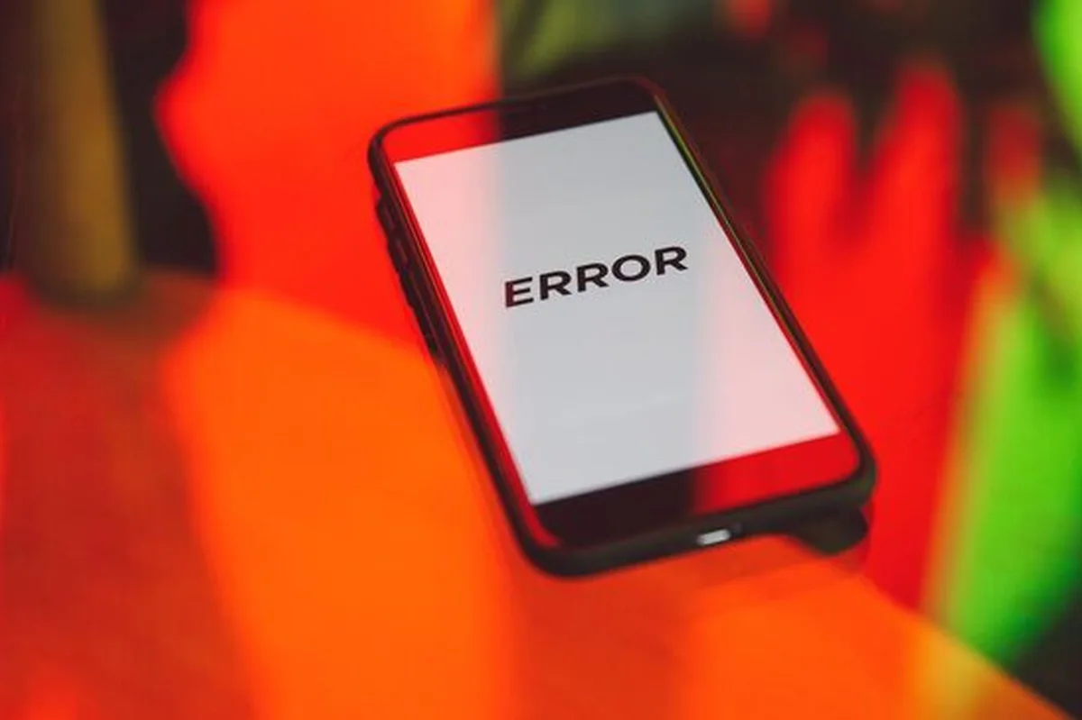 Telefon z komunikatem o błędzie na ekranie — powiadomienia o zamówieniach