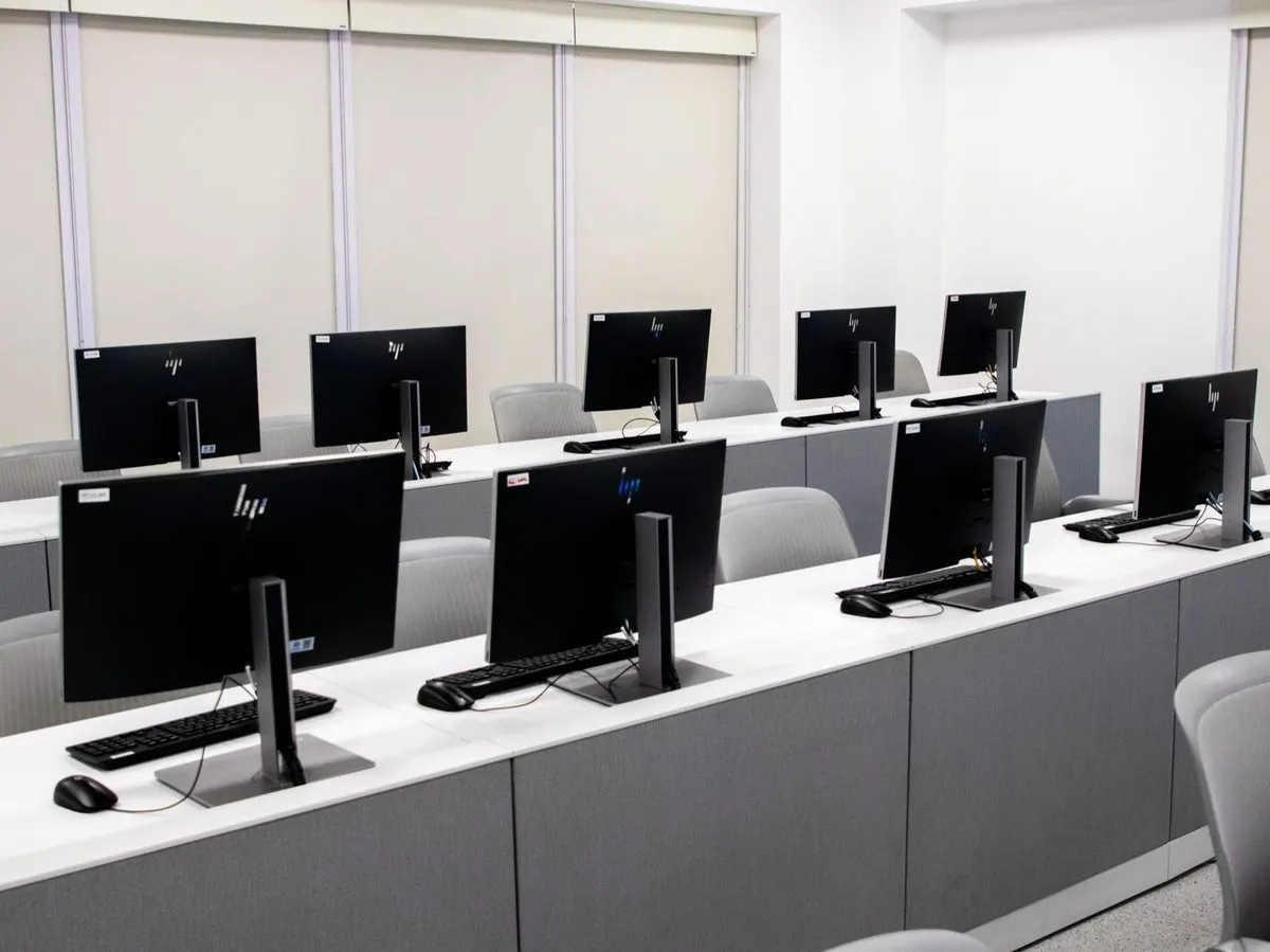 Pusta sala komputerowa z rzędami monitorów — Specjalizujemy się w obsłudze sprzętu wykorzystywanego w edukacji i szkołach