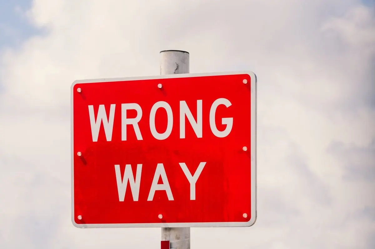 Czerwony znak drogowy Wrong Way — Szkolenie z rozpoznawania błędów i halucynacji generowanych przez AI