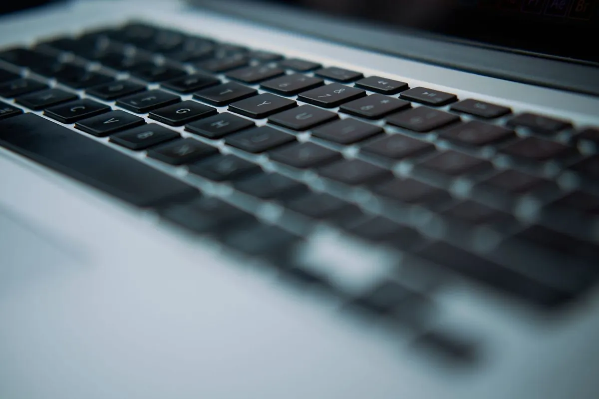 Zbliżenie na klawiaturę laptopa — Konfiguracja skrótów klawiszowych i personalizacji interfejsu