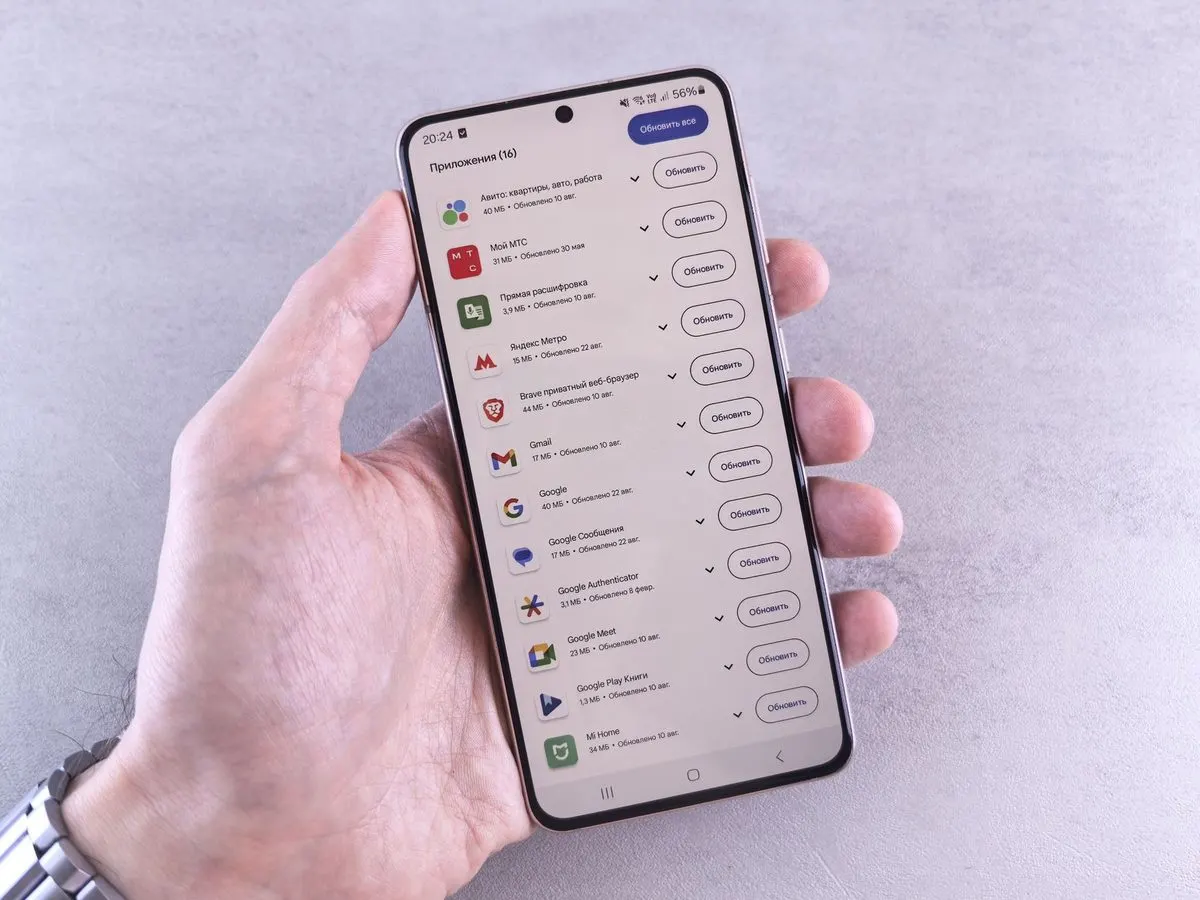 Dłoń trzymająca telefon z listą kontaktów — Naprawa duplikowania się kontaktów po synchronizacji