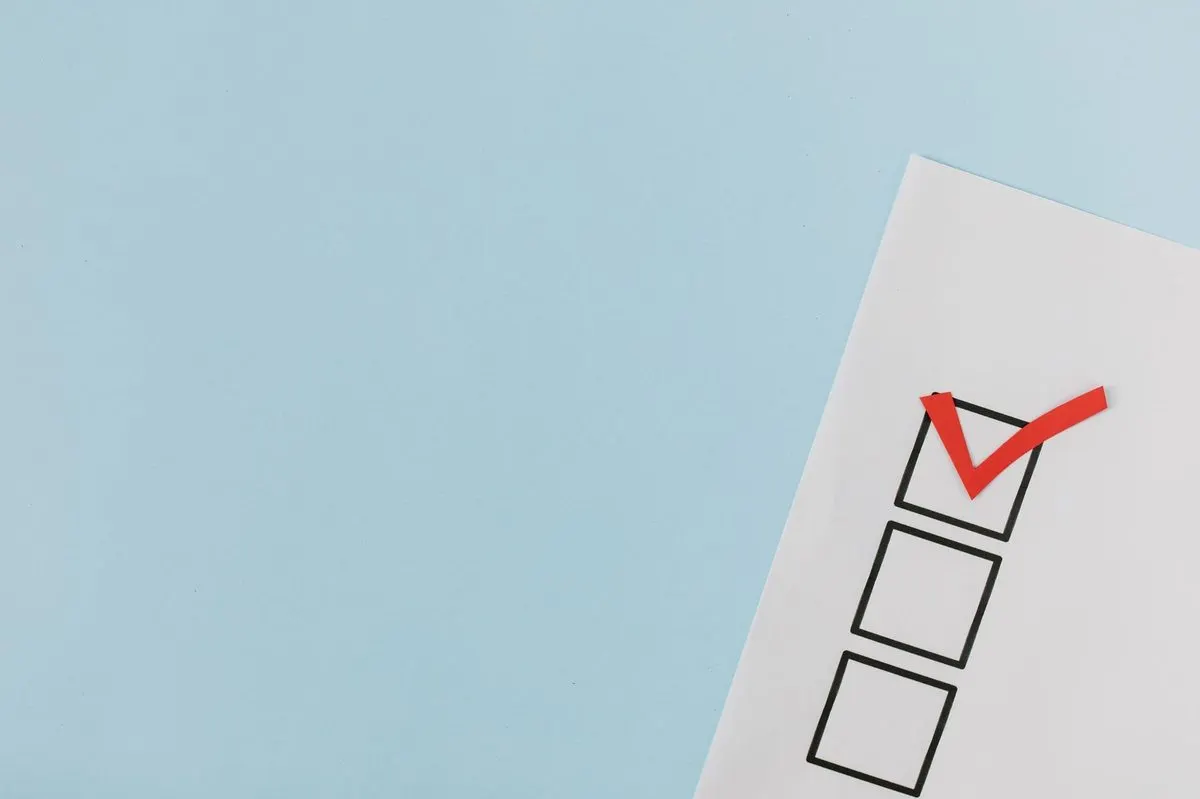 Lista kontrolna z zaznaczonym checkboxem na niebieskiej kartce — Konfiguracja narzędzi do zarządzania zgodami marketingowymi (consent management)