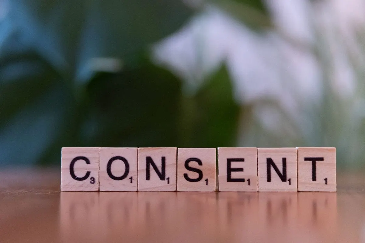 Napis CONSENT ułożony z kostek na różowym tle — Przygotowanie polityki cookies zgodnej z wymaganiami prawnymi
