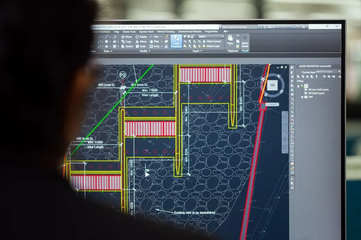 Ekran z kolorowym projektem CAD płytki elektronicznej — Specjalizujemy się w naprawach sprzętu współpracującego z systemami CAD/CAM