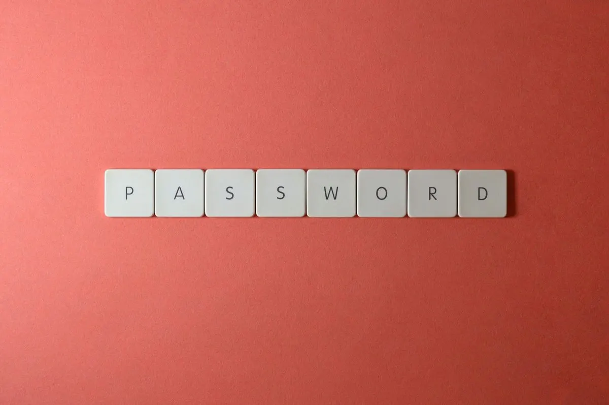 Napis PASSWORD ułożony z kostek na czerwonym tle — Hasła i bezpieczeństwo kont — podstawowe zasady