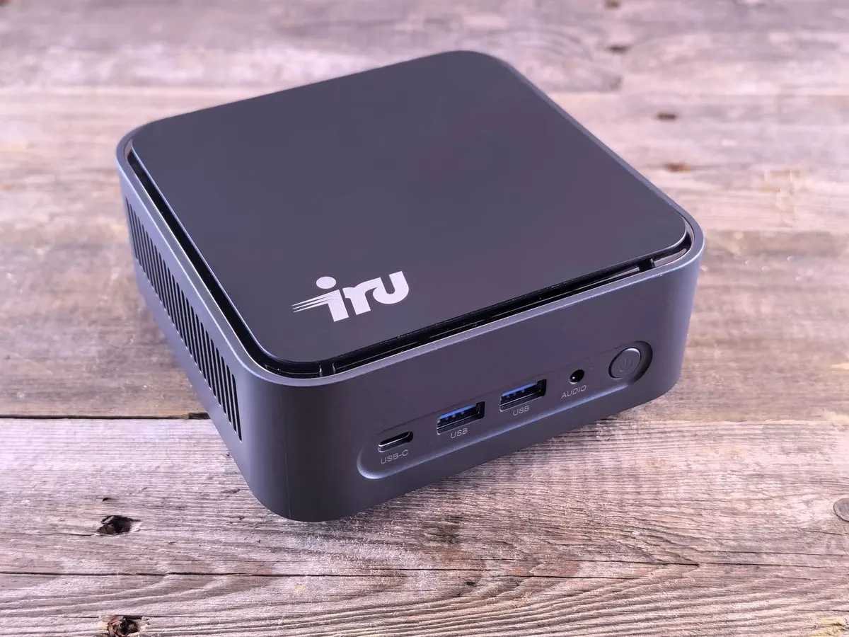 Mały komputer typu mini PC trzymany w dłoni — Serwis cienkich klientów (thin client)