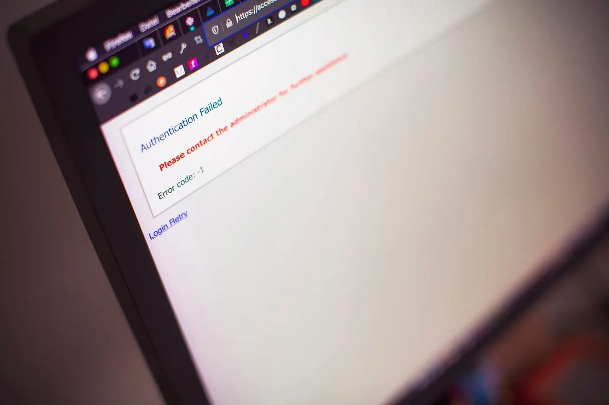 Tablet z ekranem błędu logowania Authentication Failed — Pracownicy nie mogą się zalogować do domeny firmowej