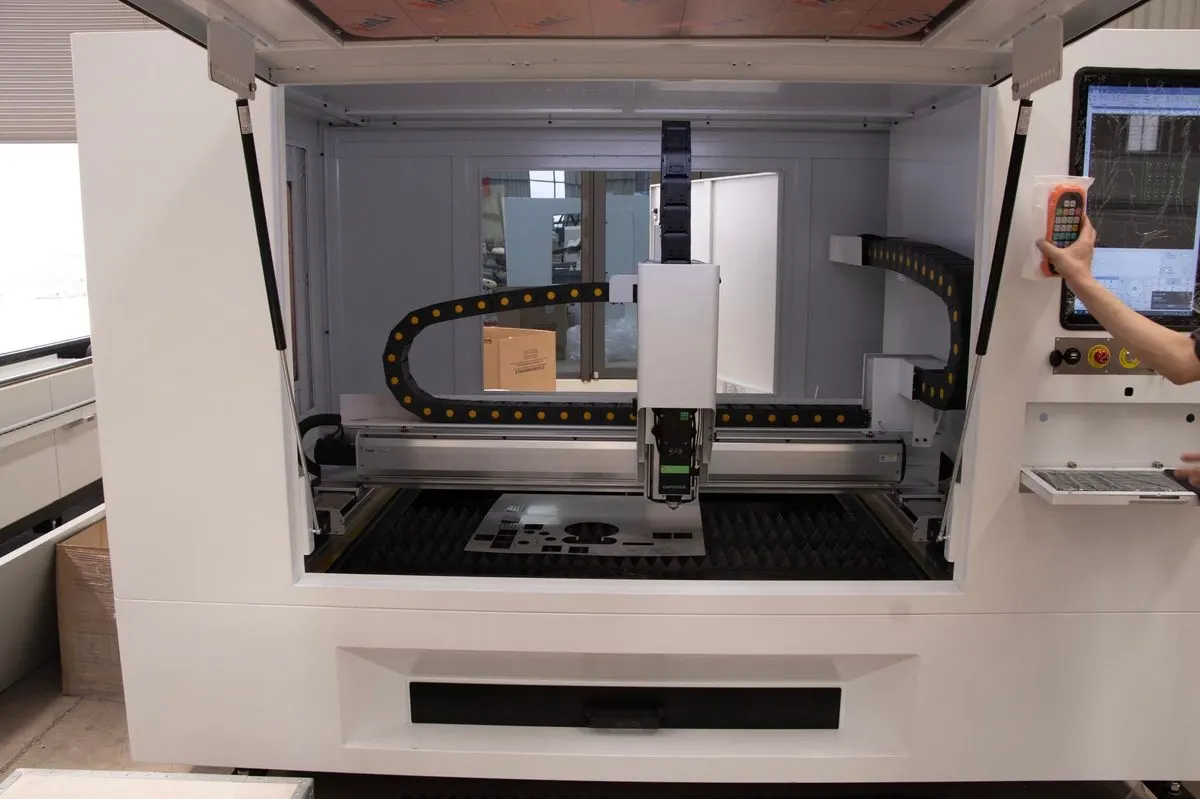 Przemysłowa maszyna CNC sterowana komputerowo — Serwis komputerów przemysłowych Advantech