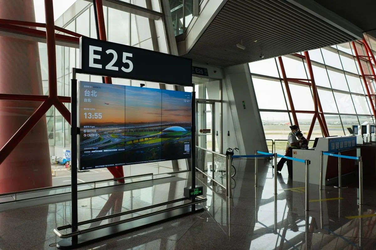 Duży ekran cyfrowy digital signage na lotnisku — Serwis komputerów do digital signage i kiosków multimedialnych