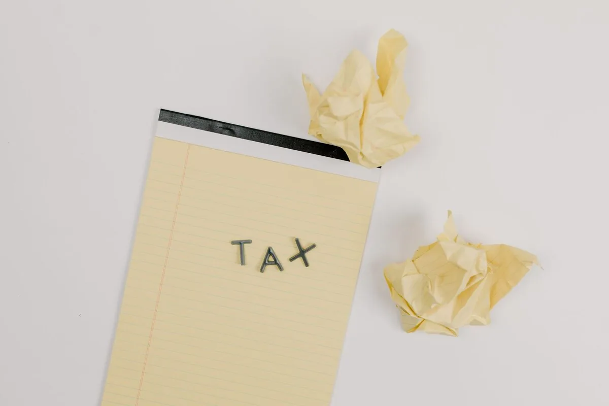 Kartka z napisem TAX obok pogniecionego papieru
