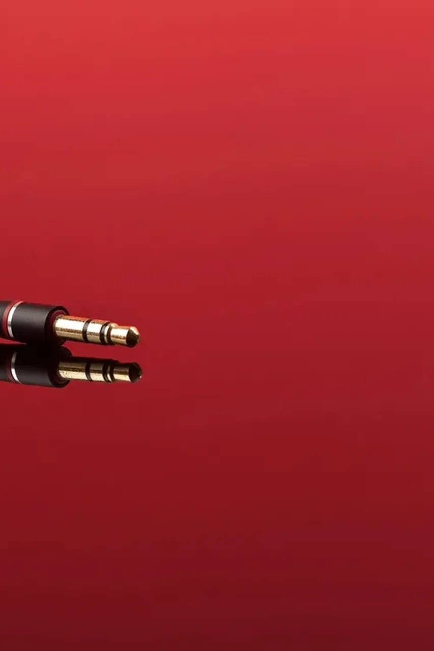 Zbliżenie na czerwony przewód ze złączem jack audio