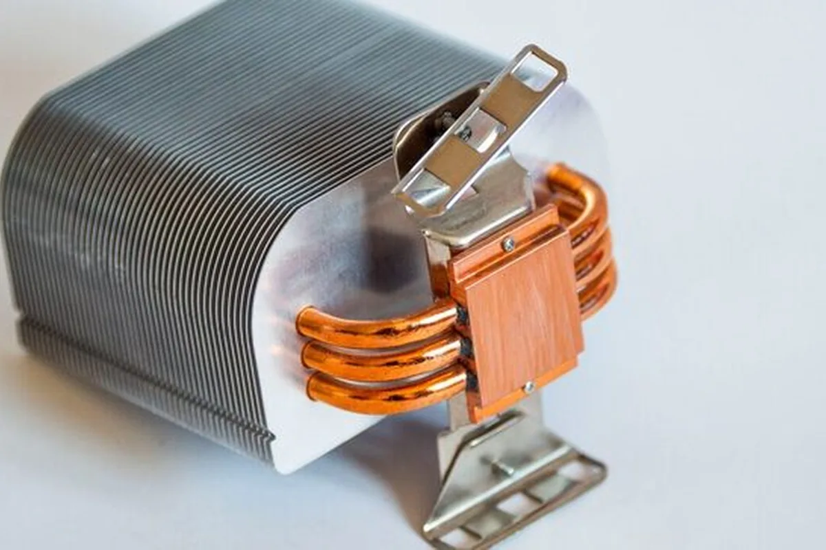 Radiator chłodzenia CPU z miedzianymi rurkami cieplnymi na białym tle