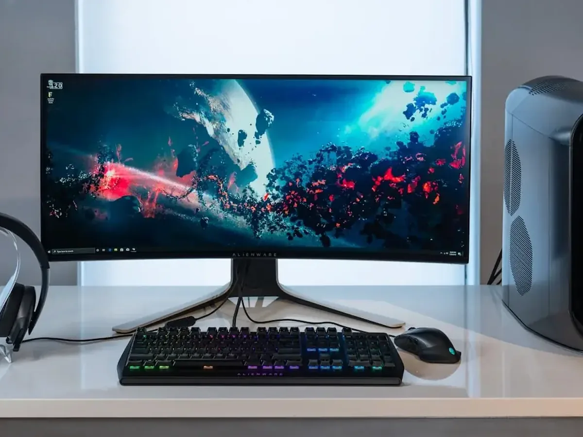 zestaw komputerowy gamingowy Alienware z zakrzywionym monitorem i klawiaturą RGB