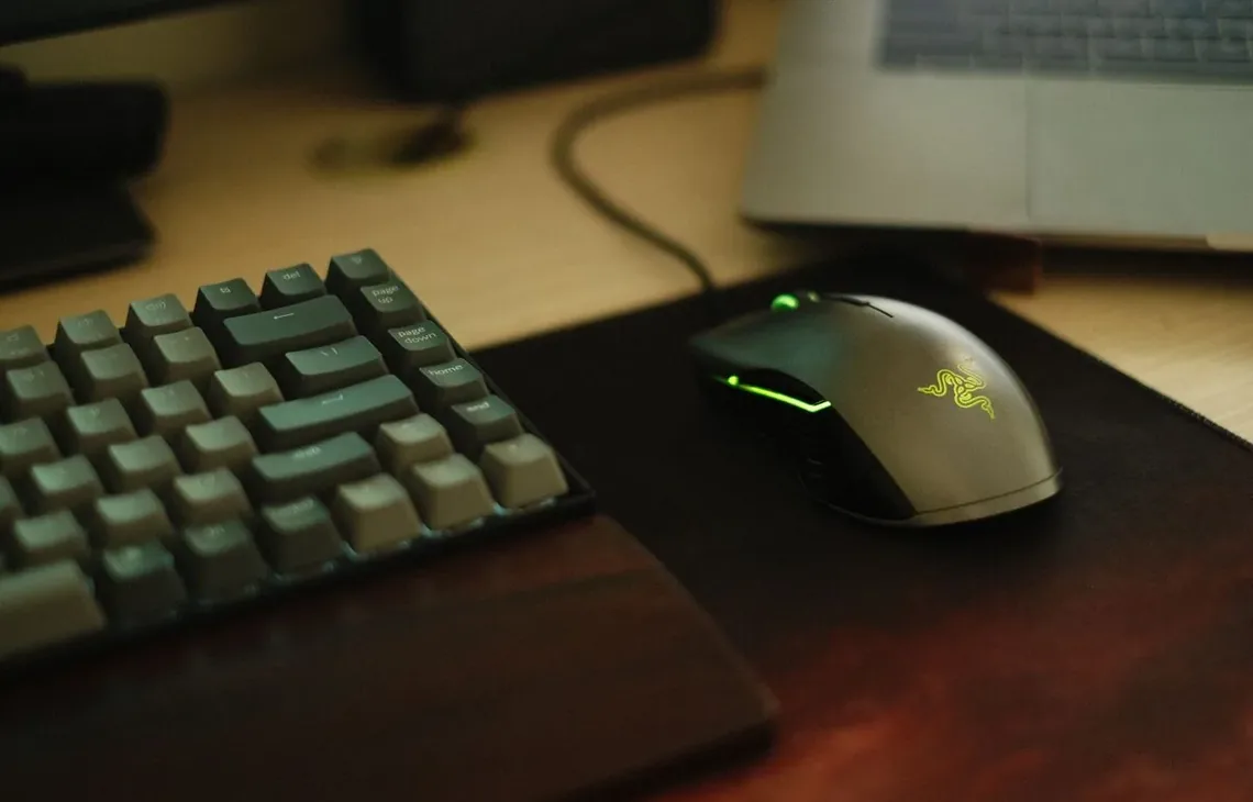 Klawiatura mechaniczna oraz mysz gamingowa Razer z podświetlanym na zielono logo