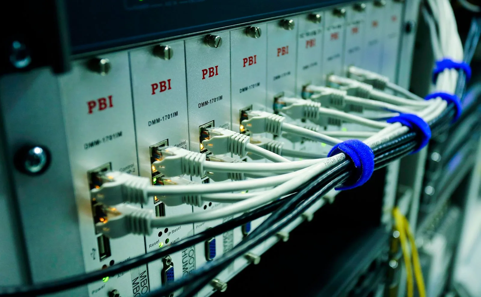 Kable sieciowe w panelu krosowym — obsługa informatyczna firm w Warszawie — Stała obsługa informatyczna firmy — jak wygląda współpraca