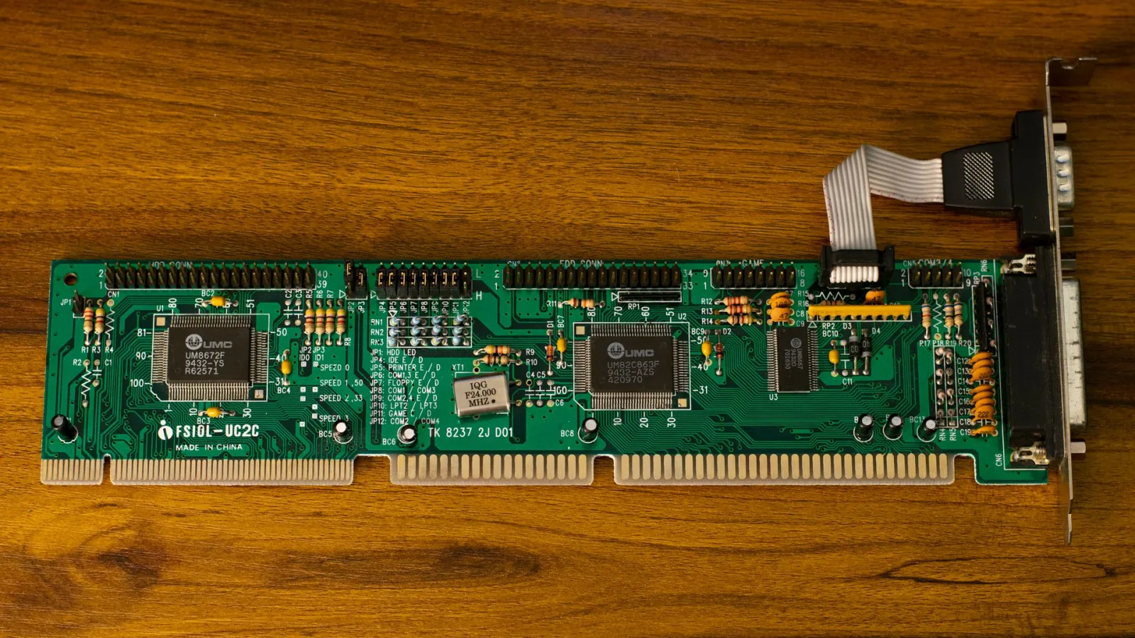 Płytka drukowana z układami pamięci — Aktualizacja BIOS-u i UEFI w laptopie