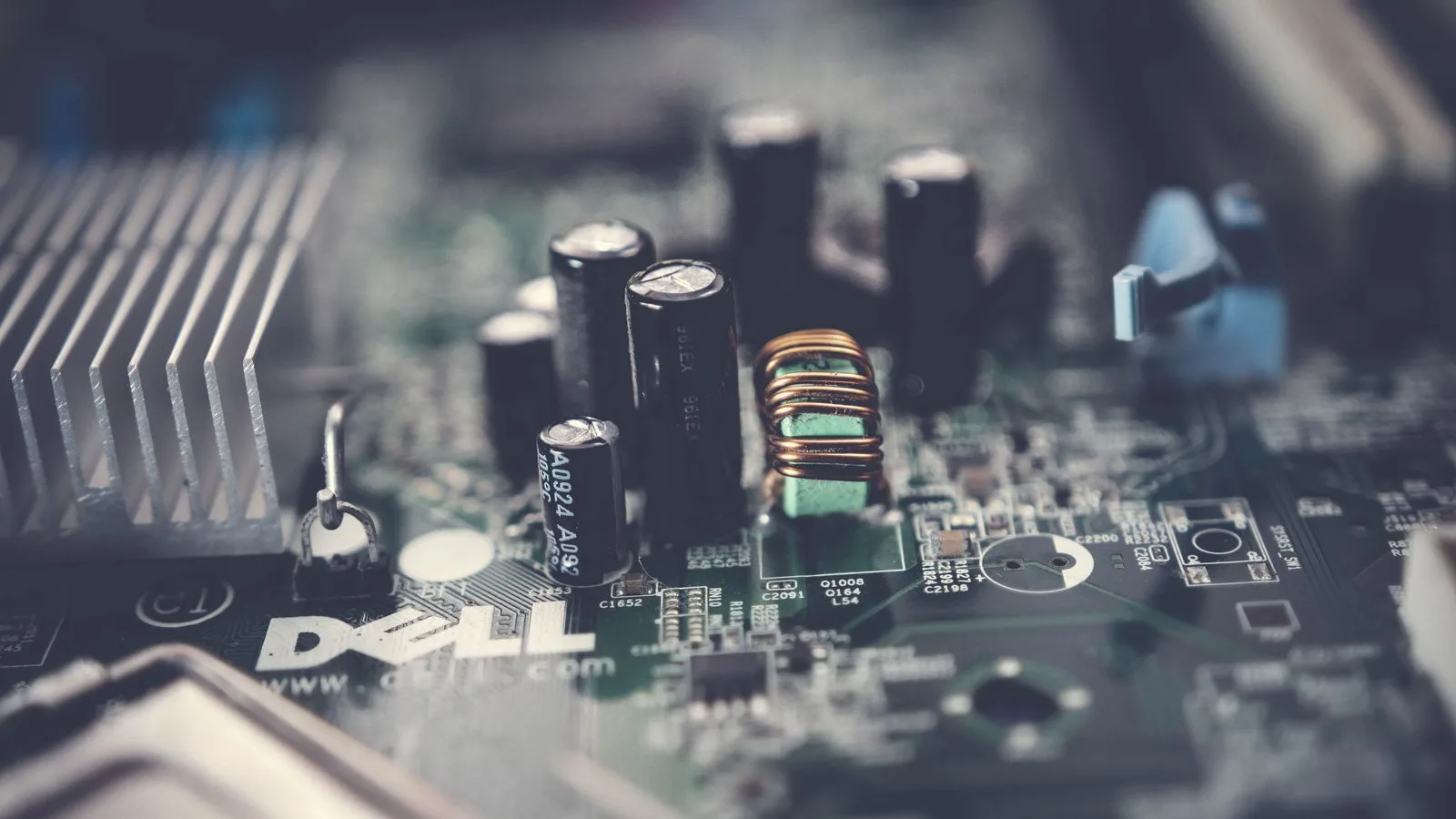 Zbliżenie elektroniki komputera — usuwanie wirusów i porządki w systemie — Usuwanie wirusów i złośliwego oprogramowania z laptopa