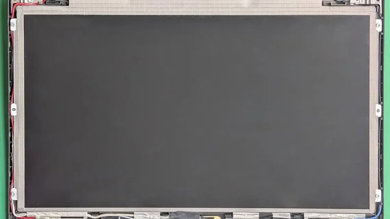 Matryca LCD laptopa w ramce klapy po demontażu obudowy