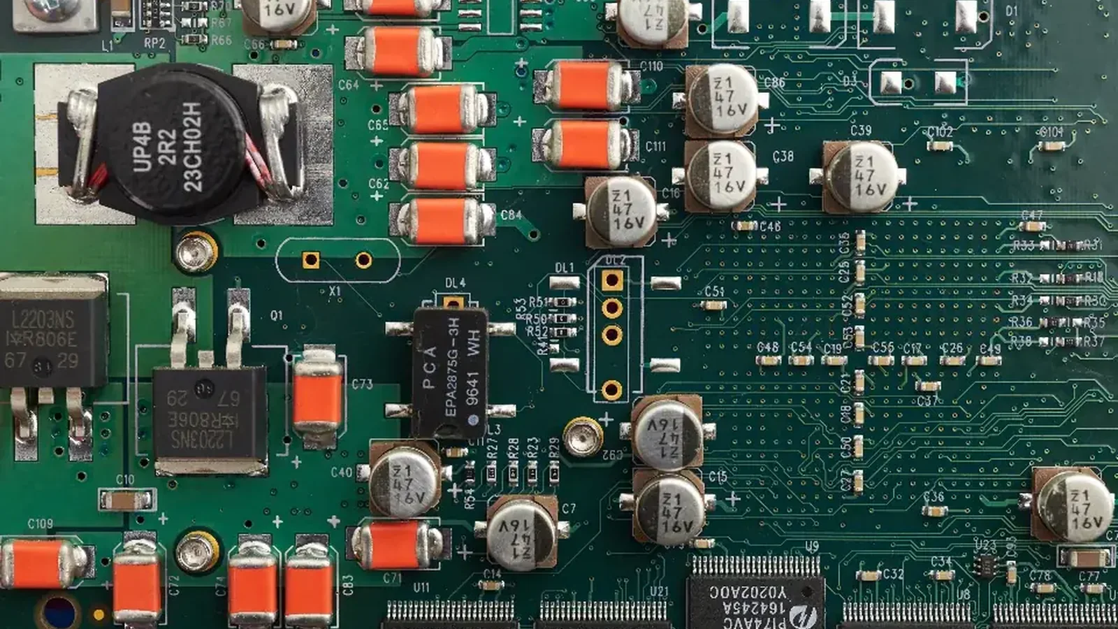Płyta elektroniczna z kondensatorami i elementami SMD — diagnostyka komputera, który się nie włącza