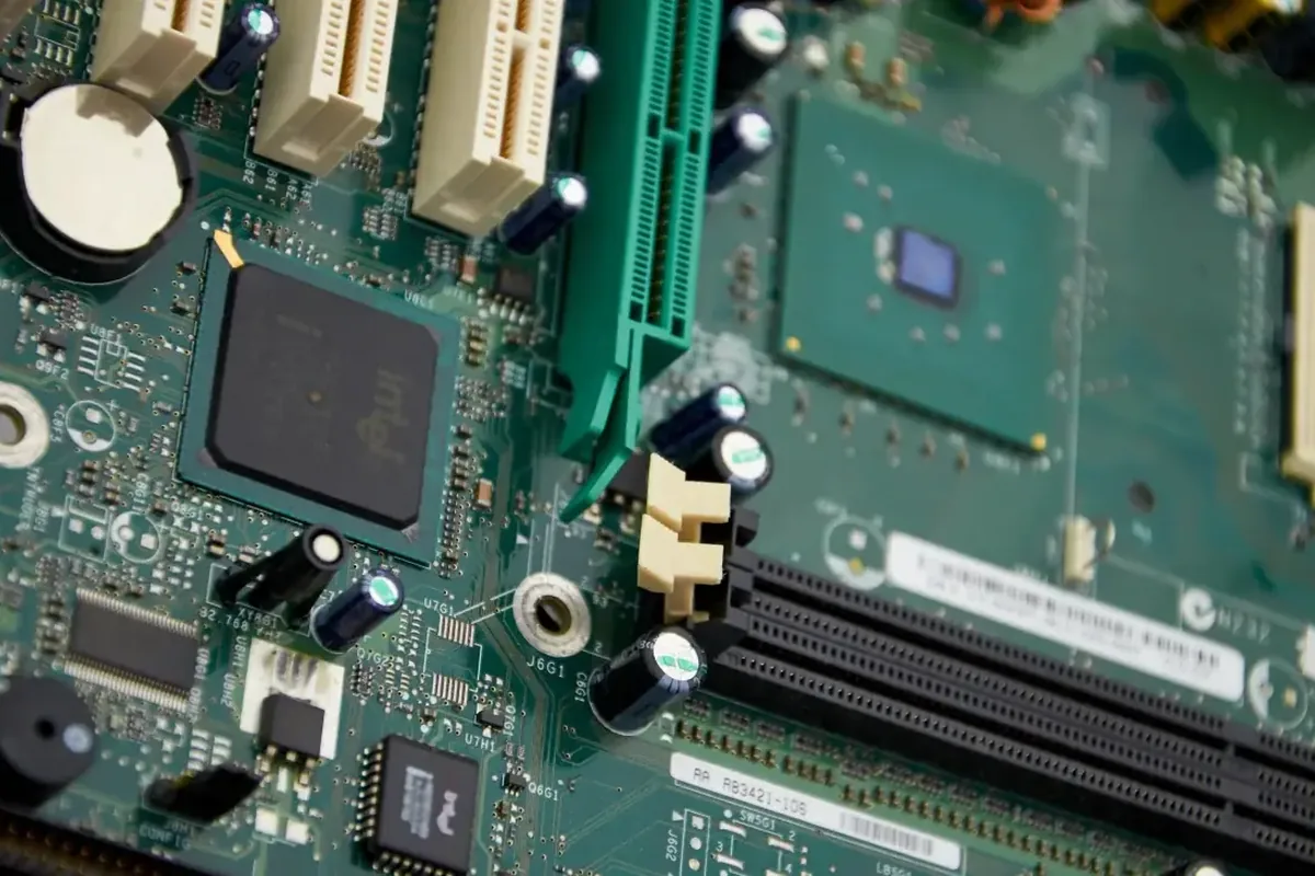 zbliżenie płyty głównej komputera z gniazdami PCI i procesorem
