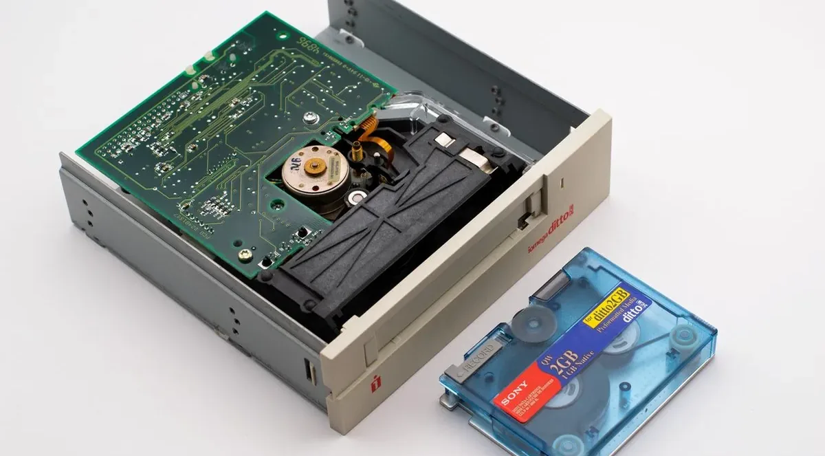 Rozebrany napęd taśmowy Iomega Ditto z kasetą Sony 2GB