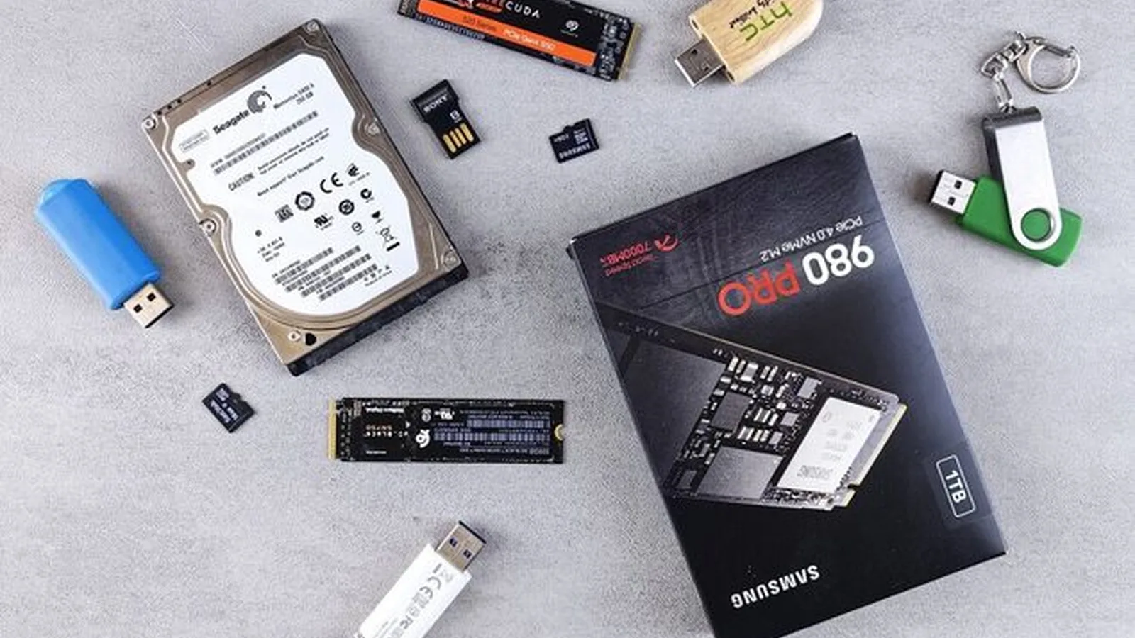 Zestaw nośników danych - dysk HDD, dyski SSD, karty pamięci i pendrive'y