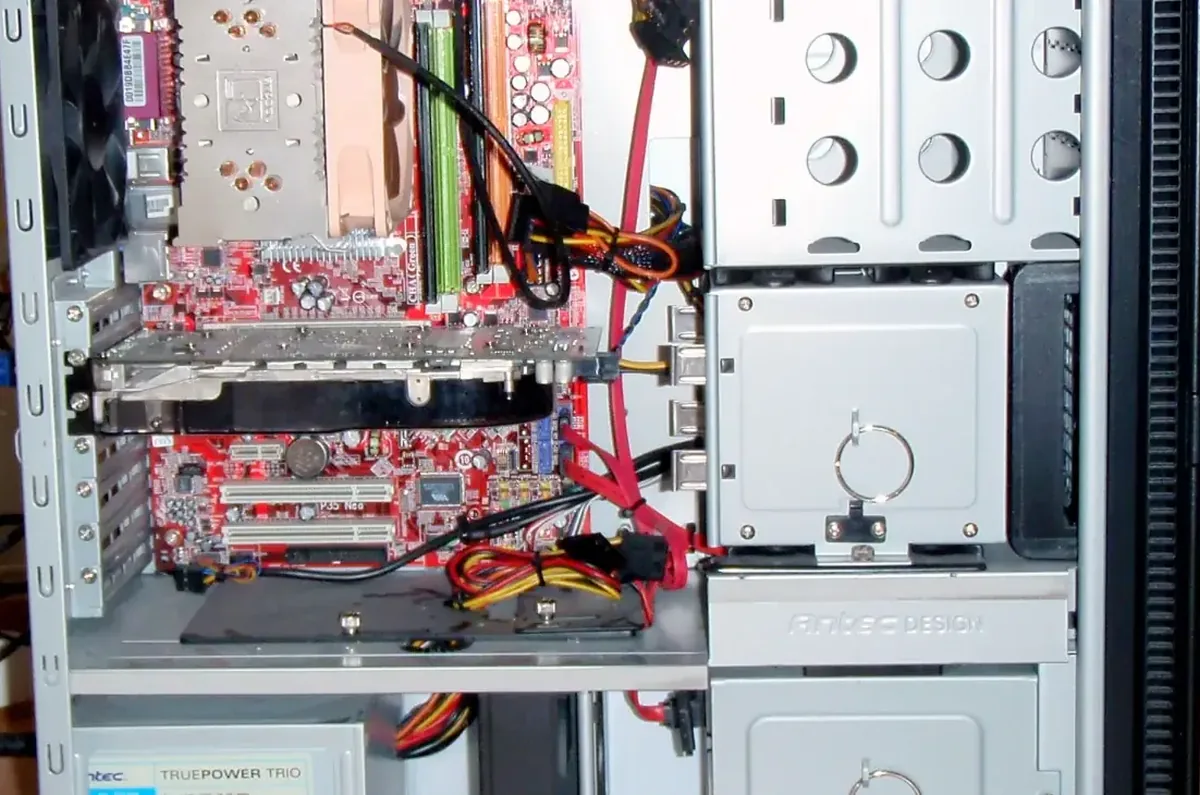 Wnętrze obudowy Antec ze stacją roboczą, czerwona płyta główna