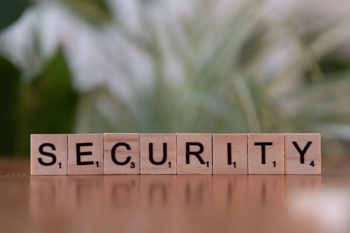 Napis SECURITY ułożony z drewnianych kostek do gry