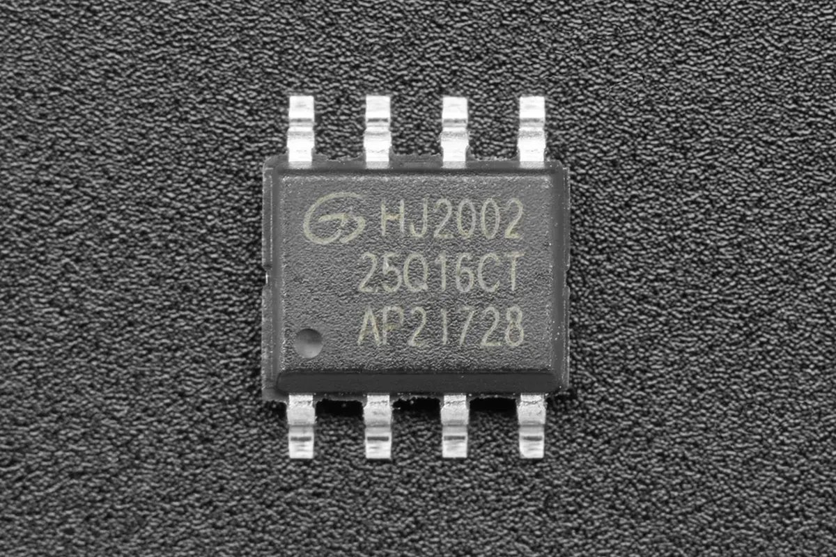 Kość pamięci flash BIOS/UEFI w obudowie SOIC-8 — element odpowiedzialny za firmware płyty głównej