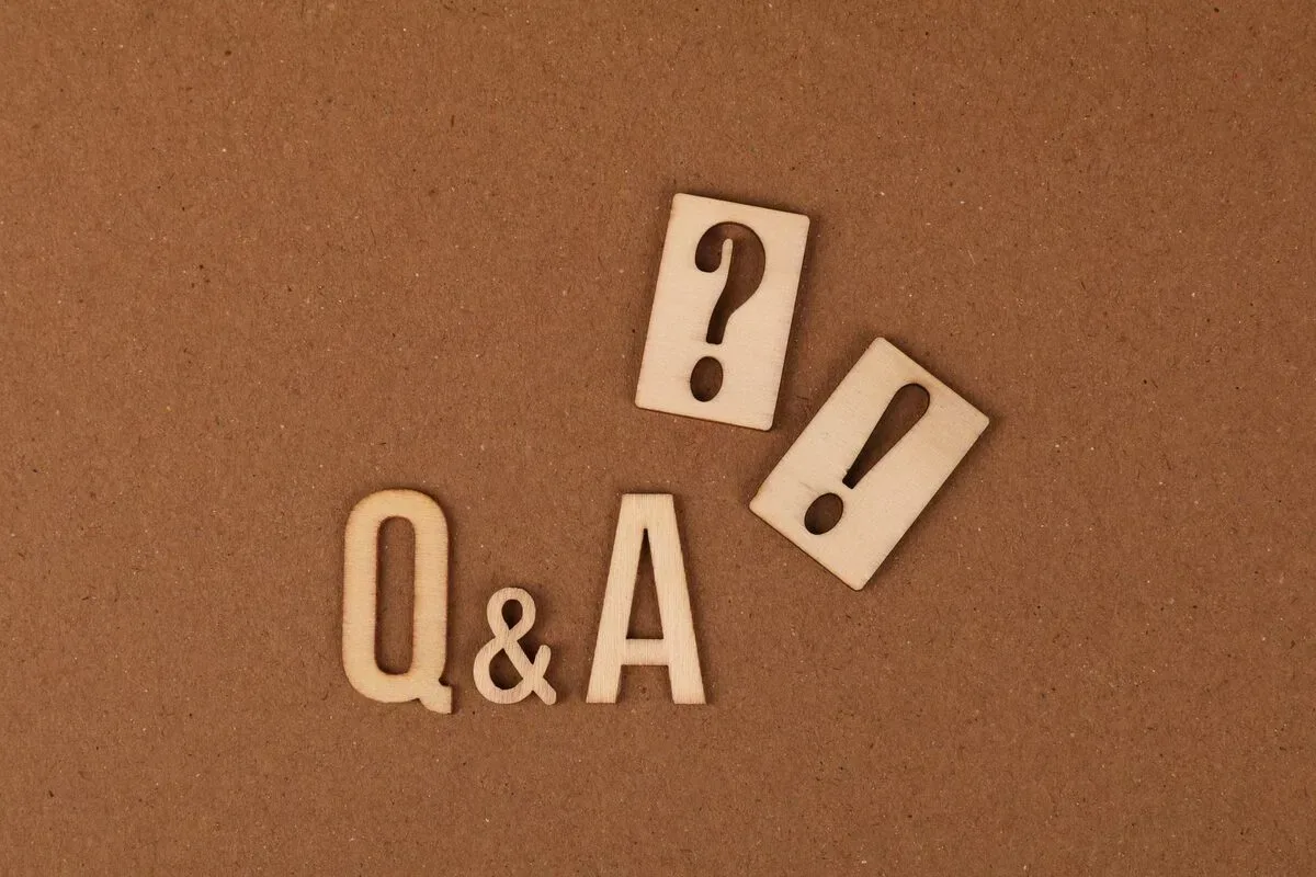 drewniane litery Q&amp;A ze znakiem zapytania i wykrzyknikiem