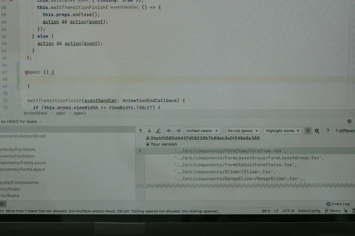 Zrzut ekranu edytora kodu z widokiem różnic w plikach programistycznych