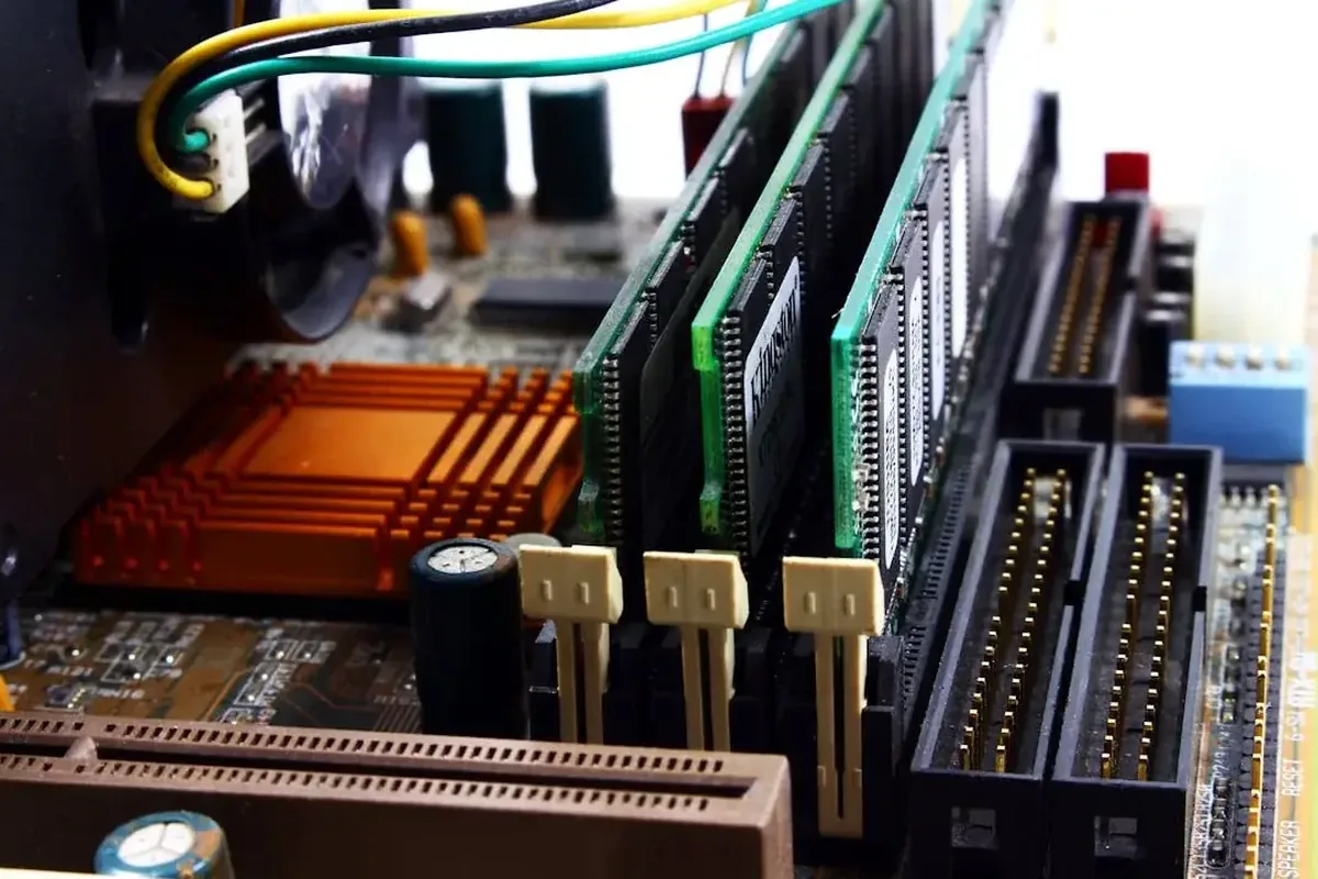 Zainstalowane moduły pamięci RAM w slotach starszej płyty głównej