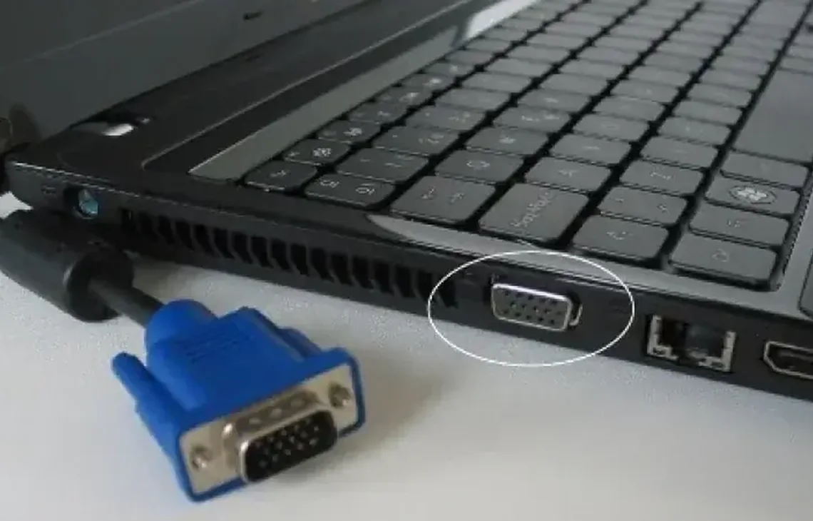 Kabel VGA podłączany do portu laptopa