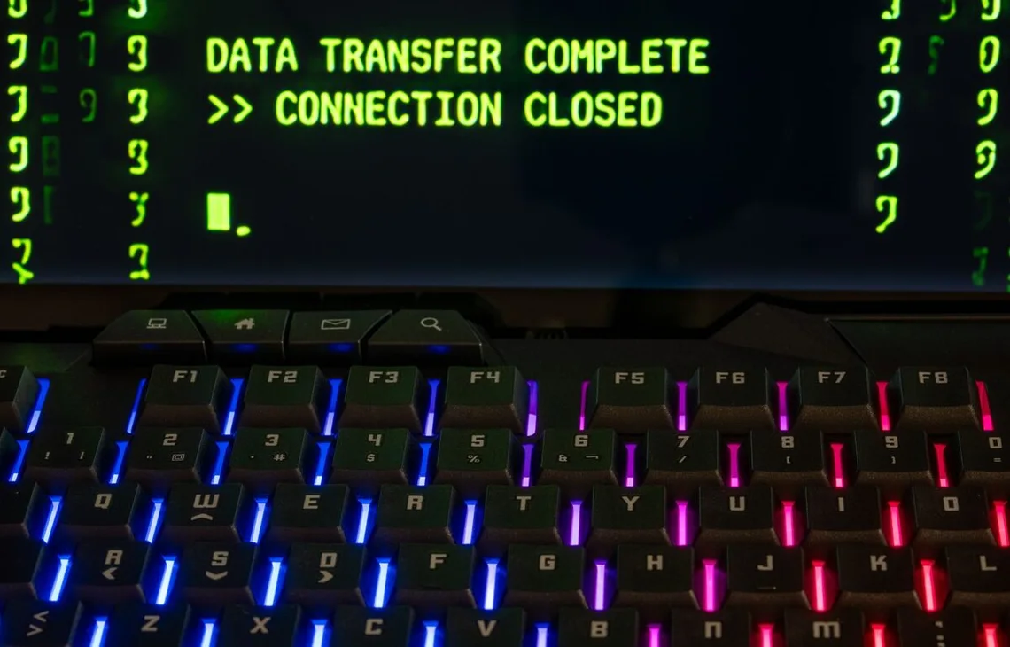 Komunikat DATA TRANSFER COMPLETE na ekranie — zakończona migracja danych programu