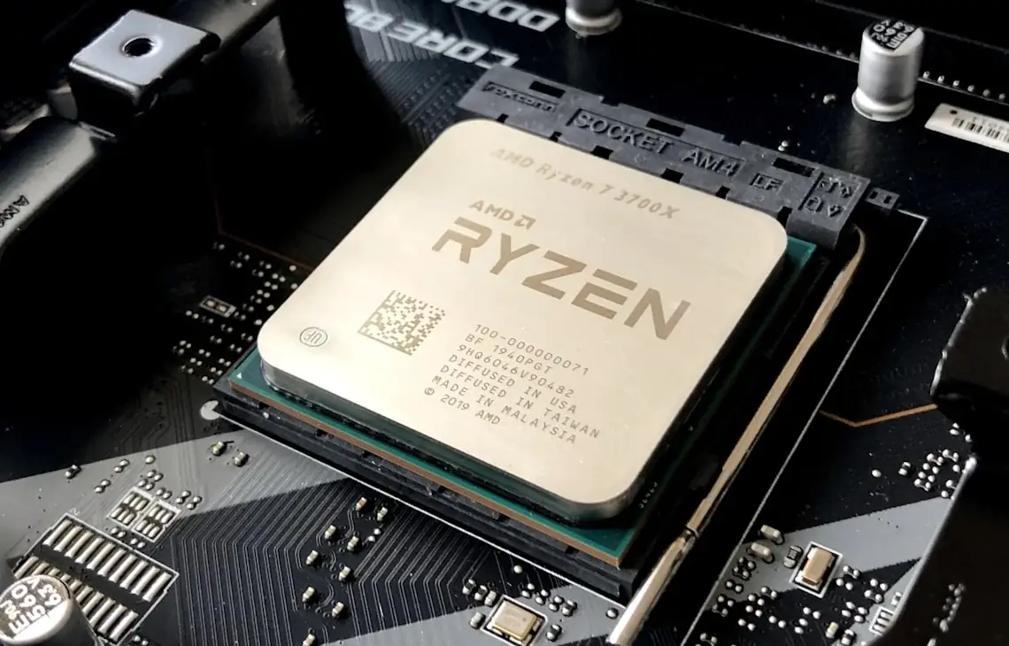 Procesor AMD Ryzen 7 3700X w gnieździe płyty głównej — Komputer pokazuje błąd dysku tuż przed ważnym egzaminem
