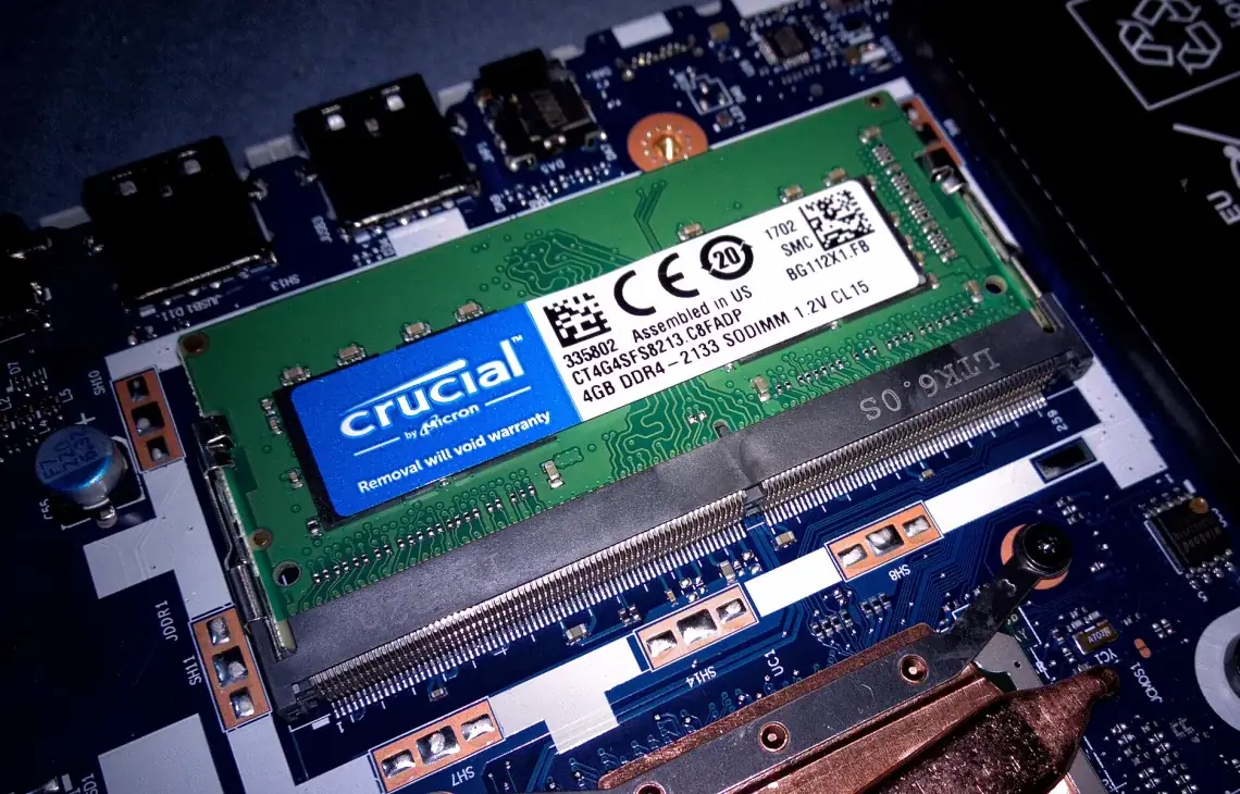 Kość pamięci RAM Crucial DDR4 SODIMM w gnieździe płyty głównej laptopa — Brak obrazu mimo działającego komputera