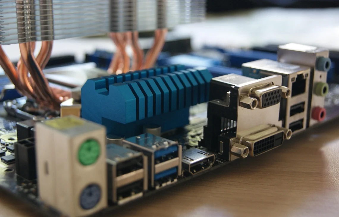 Slot PCIe x16 (gniazdo karty graficznej) — Aktualizacja sterowników karty graficznej pod kątem lokalnego AI