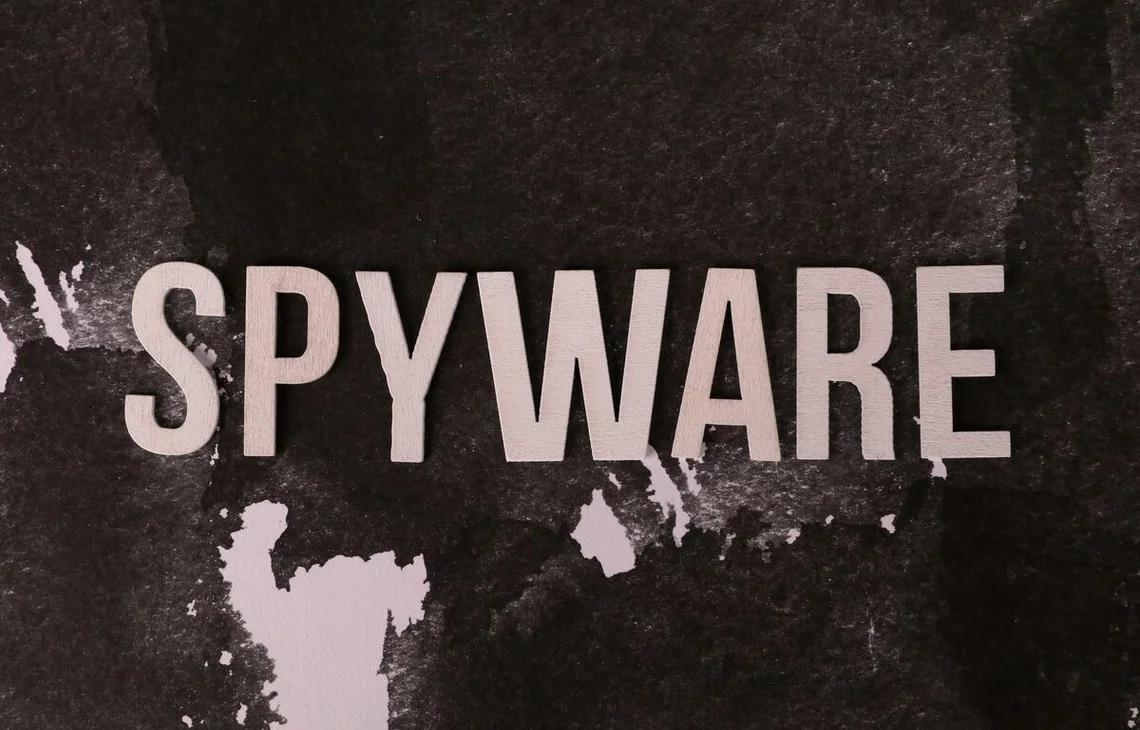 Napis SPYWARE — złośliwe oprogramowanie do usunięcia z komputera
