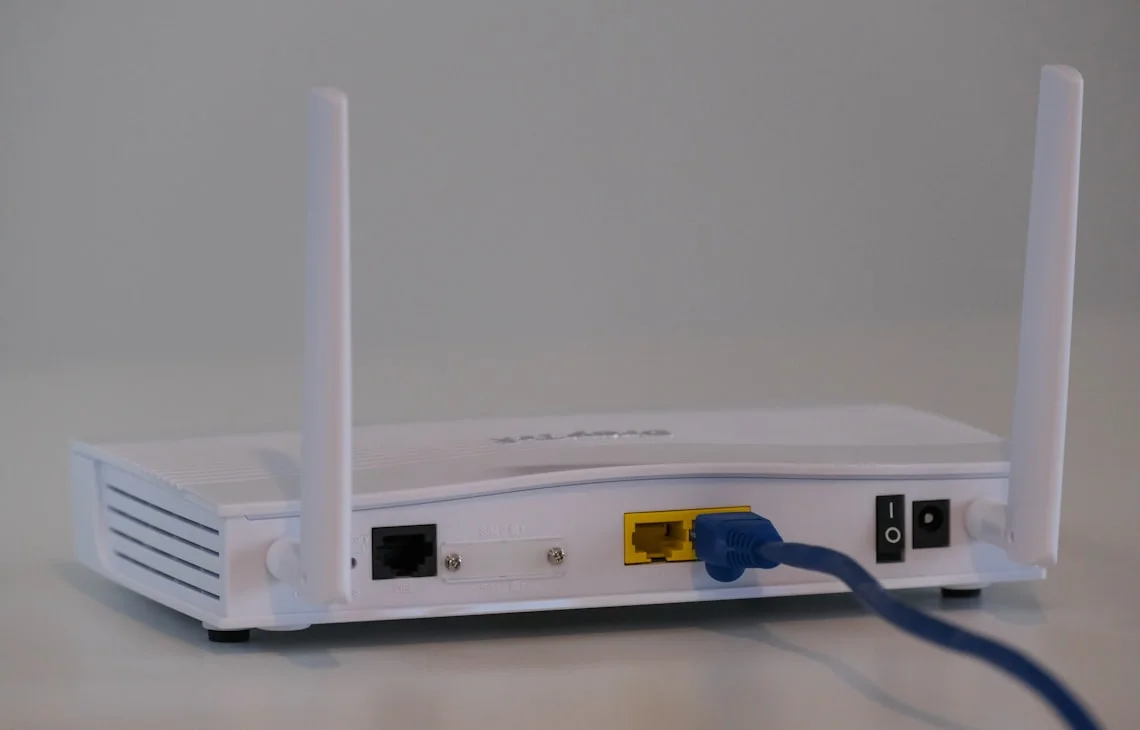 Technik podłącza złącze anteny Wi-Fi IPEX do modułu bezprzewodowego laptopa — Naprawa i wymiana uszkodzonej anteny zewnętrznej sieci biurowej