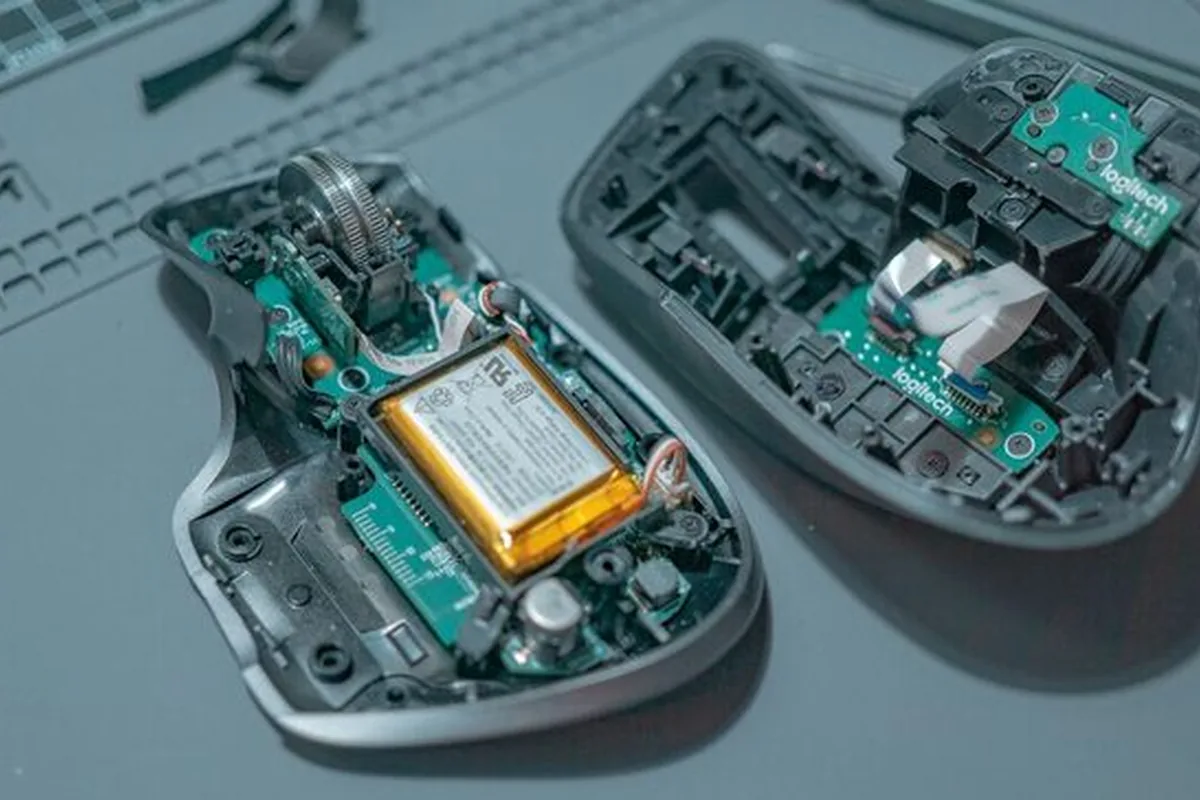 Otwarta mysz komputerowa Logitech z widoczną baterią litowo-polimerową