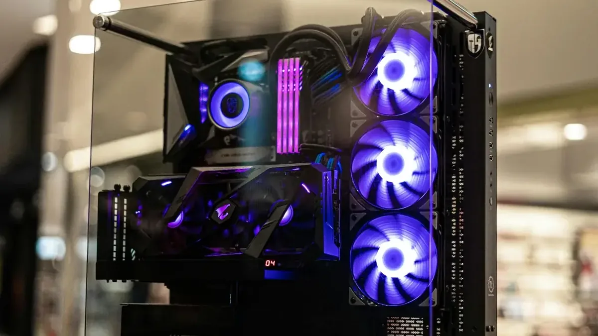 komputer stacjonarny w obudowie ze szklanym panelem z niebieskim podświetleniem RGB w sklepie