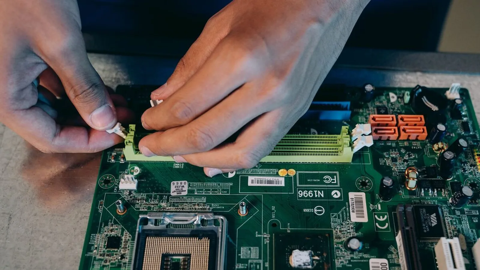 Wymiana panelu tylnej klapy matrycy laptopa