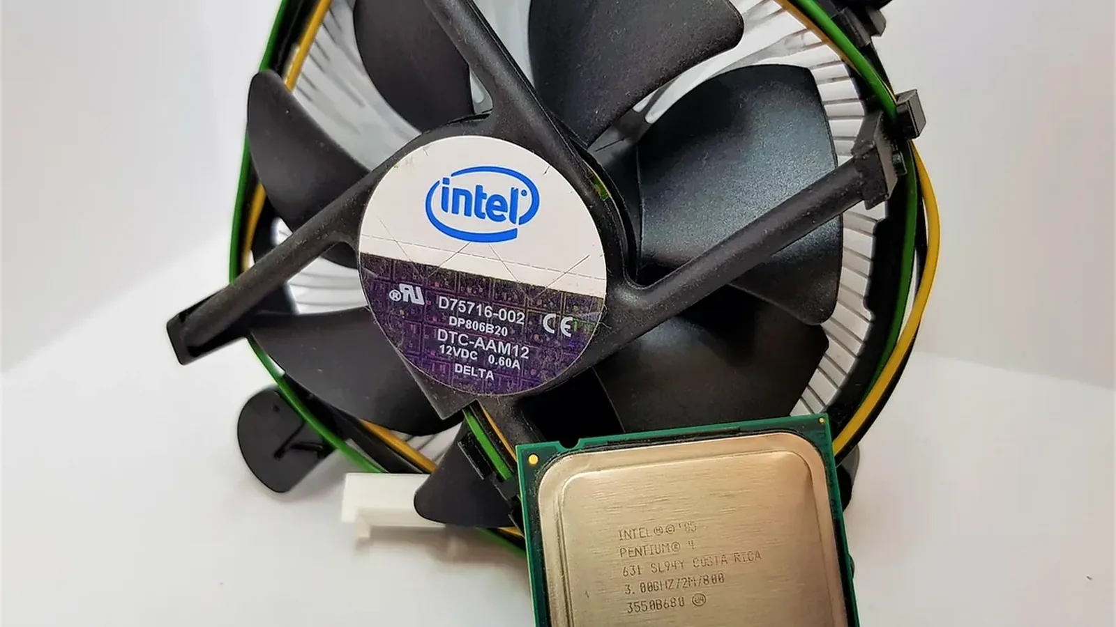 Wentylator chłodzenia CPU Intel z procesorem Pentium obok