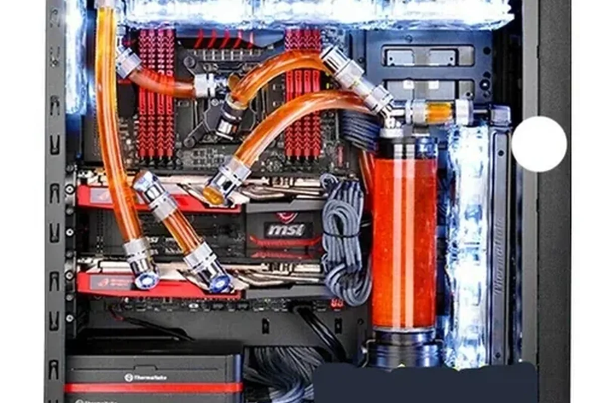 Zbudowany komputer z niestandardowym chłodzeniem wodnym (widoczne logo MSI, Thermaltake)