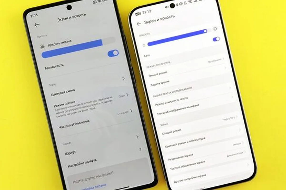 dwa smartfony z ekranem ustawień jasności na żółtym tle