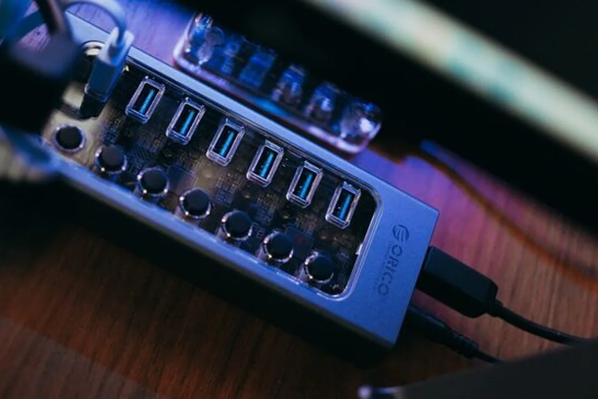 Koncentrator USB ORICO z podłączonymi kablami na biurku