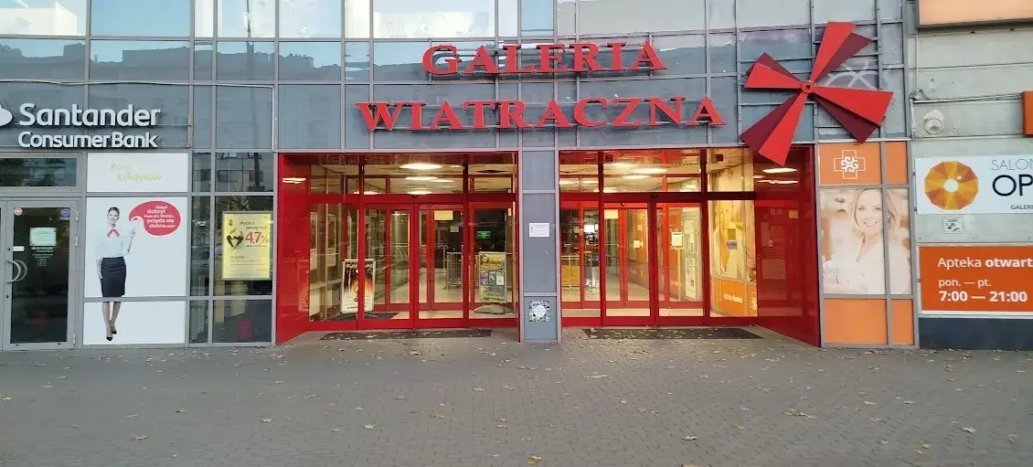 Wejście do Galerii Wiatraczna przy Al. Stanów Zjednoczonych 72 w Warszawie