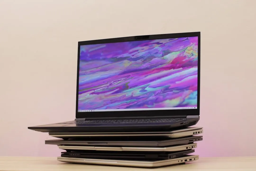 Stos laptopów z kolorowym ekranem na wierzchu