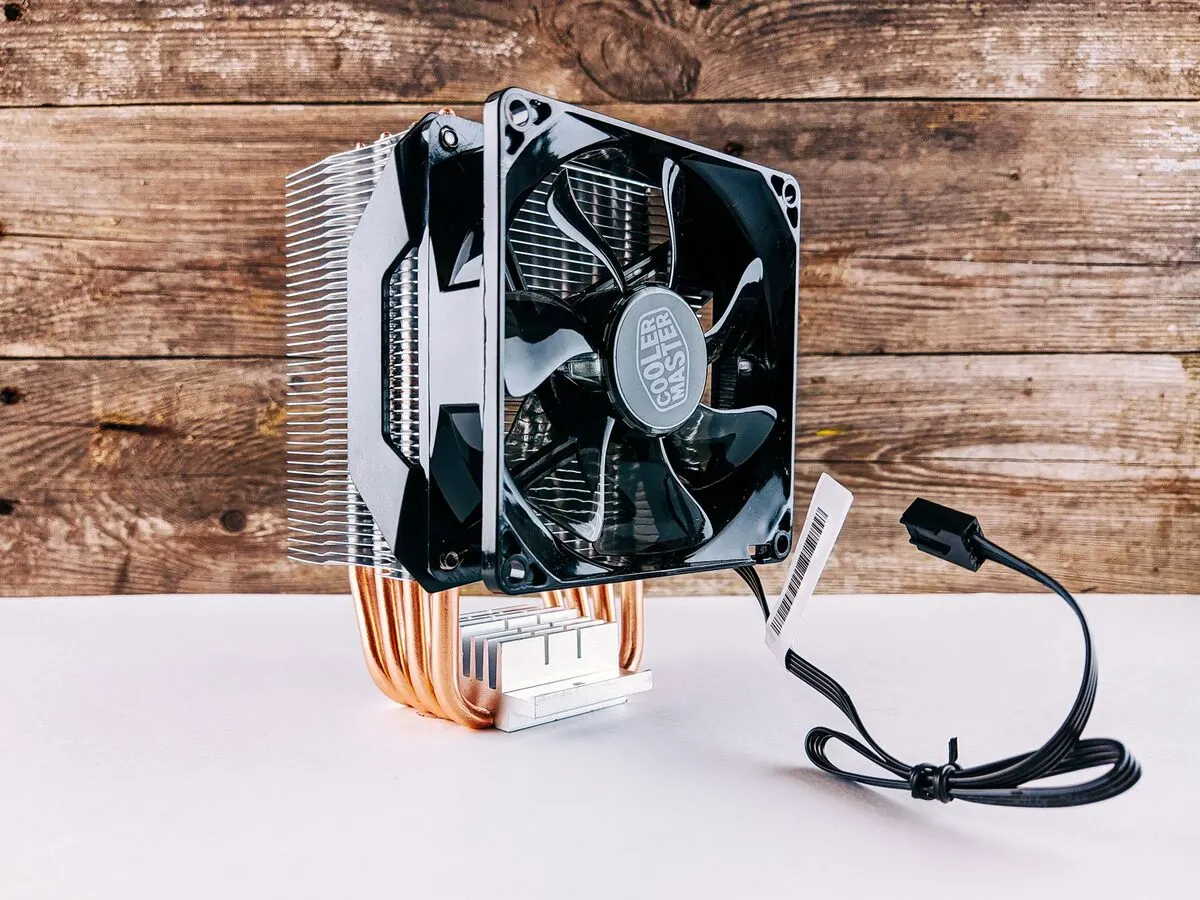 chłodzenie procesora Cooler Master z rurkami cieplnymi na drewnianym tle — Komputer traci połączenie z siecią tylko pod obciążeniem